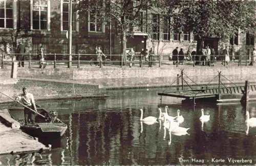 AK / Ansichtskarte DEN HAAG La Haye NL Korte-Vijverberg Kanal Schwaene Ruderboot Passanten Bruecke