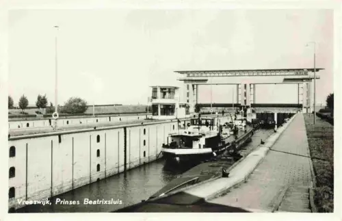 AK / Ansichtskarte Vreeswijk Nieuwegein NL Prinses-Beatrixsluis Schleuse Kanal Schiff Bruecke Kran