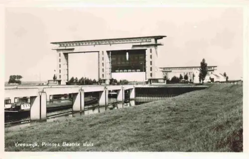 AK / Ansichtskarte Vreeswijk Nieuwegein NL Prinses-Beatrix-sluis Schleuse Kanal Schiff Gruenflaeche Bruecke