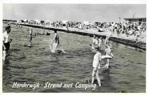 AK / Ansichtskarte HARDERWIJK Gelderland NL Strand Camping Schwimmen Kinder Badende Steg Strandhaeuschen