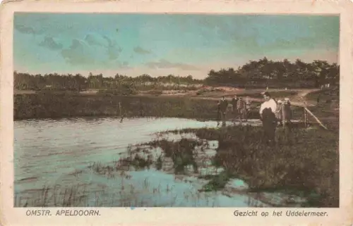 AK / Ansichtskarte Apeldoorn Gelderland NL Uddelermeer See Wald Heideflaeche Spaziergaenger Holzsteg Natur
