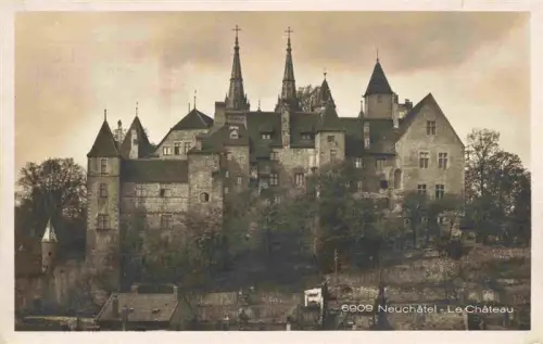 AK / Ansichtskarte Neuchatel NE Château-de-Neuchâtel Schloss Tuerme Burganlage Baeume Mittelalter