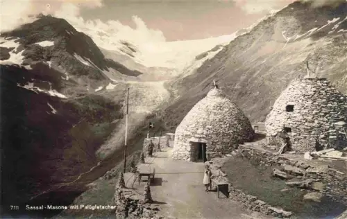 AK / Ansichtskarte Sassal-Masone 3032m Piz-Palue La Roesa GR Sassal-Masone Paluegletscher Steinbauten Gletscher Berge Schnee Person
