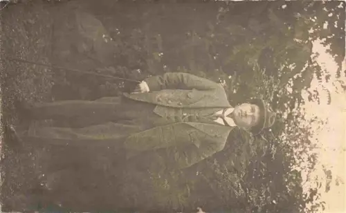 AK / Ansichtskarte LUZERN  LU Mann Hut Gehstock Anzug Portrait Baeume Garten Spazierstock