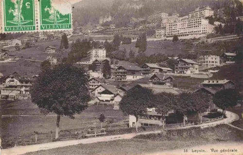 AK / Ansichtskarte Leysin VD Dorf Chalets Hotels Bergwiesen Baeume Hang Berge Rue-du-Général