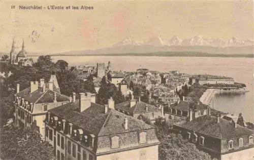 AK / Ansichtskarte Neuchatel NE Evole Lac-de-Neuchâtel Alpes Daecher Altstadt See Hafen Kirche
