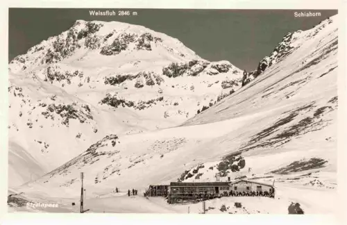 AK / Ansichtskarte Strelapass 2350m Davos GR Weissfluh Schiahorn Strelapass Berggasthaus Schnee Winter Skifahrer Bergstation