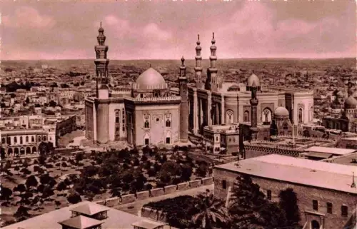 AK / Ansichtskarte CAIRO  Kairo Caire Egypt Sultan-Hassan-Moschee El-Riffai-Moschee Minarette Kuppel Stadtpanorama Moschee