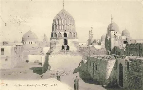 AK / Ansichtskarte CAIRO  Kairo Caire Egypt Tombeaux-des-Kalifes Kuppeln Mausoleen Altstadt Mann Ruinen Moschee