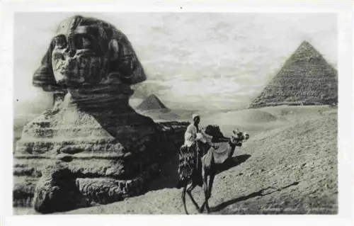 AK / Ansichtskarte Giza Gizeh Egypt Sphinx Pyramiden Kamelreiter Wueste Sand Cheops-Pyramide