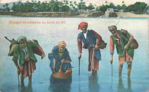 AK / Ansichtskarte Sakkara Saqqarah Egypt Groupe-de-sakkahs Nil Wassertraeger Tracht Palmen koloriert