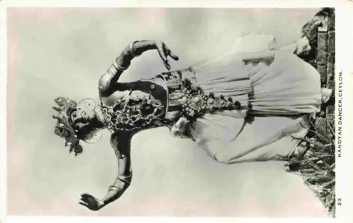 AK / Ansichtskarte Kandy Lake Ceylon Sri Lanka Kandyan-Dancer Tanz Tracht Kopfschmuck Schmuck Ceylon Fotokarte