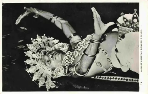 AK / Ansichtskarte Kandy Lake Ceylon Sri Lanka Chief-Kandyan-Dancer Tanz Tracht Kopfschmuck Schmuck Ceylon Fotokarte