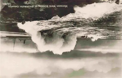 AK / Ansichtskarte COLOMBO  Ceylon Sri Lanka Monsoon-Wave Breakwater Hafen Dampfschiff Wellen Sturm Ceylon Fotokarte