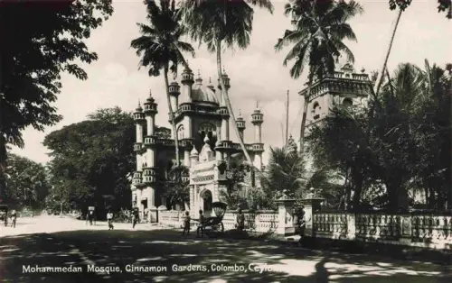 AK / Ansichtskarte COLOMBO  Ceylon Sri Lanka Mohammedan-Mosque Cinnamon-Gardens Moschee Minarett Rikscha Palmen Strassenszene Fotokarte