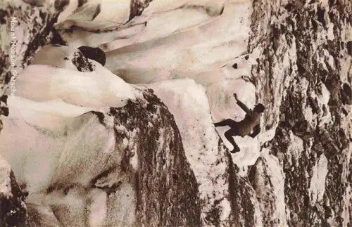 AK / Ansichtskarte Mount Robson Gletscher Canadian Rockies Canada Mount-Robson Gletscher Gletscherspalte Bergsteiger Rockies Sprung