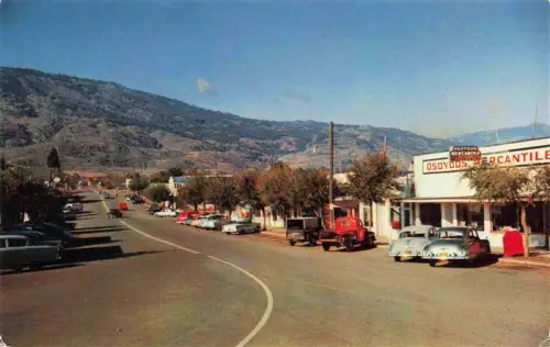 AK / Ansichtskarte Osoyoos British Columbia Canada Osoyoos-Mercantile Hauptstrasse Geschaefte Autos Berge Tal Strassenszene