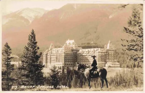 AK / Ansichtskarte Banff  Alberta Canada Banff-Springs-Hotel Reiter Pferd Berge Wald Schlosshotel