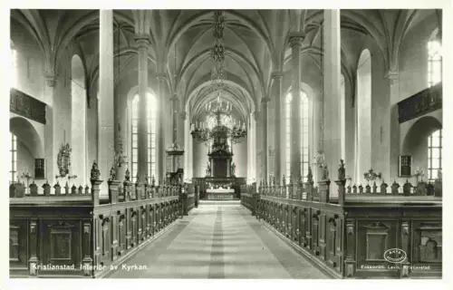 AK / Ansichtskarte Kristianstad Skane Lan Sweden Kyrka Kircheninterieur Kirchenschiff Kanzel Gestuehl Kronleuchter Saeulen