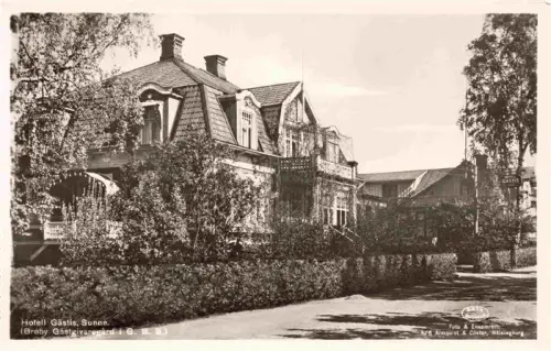 AK / Ansichtskarte Sunne Varmlands Lan Sweden Hotell-Gaestis Broby-Gaestgivaregård Hotel Holzhaus Baeume Schilder