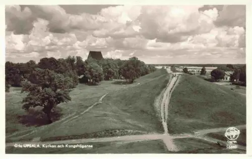 AK / Ansichtskarte Gamla Upsala Sweden Gamla-Uppsala Kyrkan Kungshoegarna Grabhuegel Kirche Wiese Weg Baeume