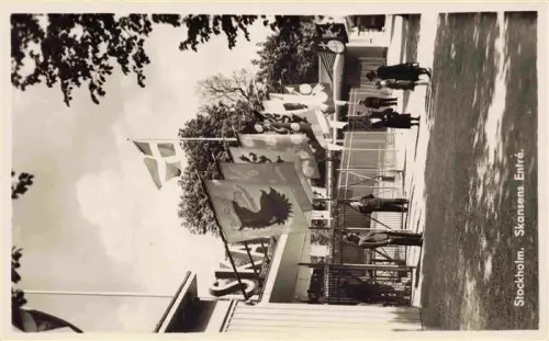 AK / Ansichtskarte Skansen Stockholm Sweden Skansen Eingang Entrée Flagge Wappen Uniformierter Passanten Tor