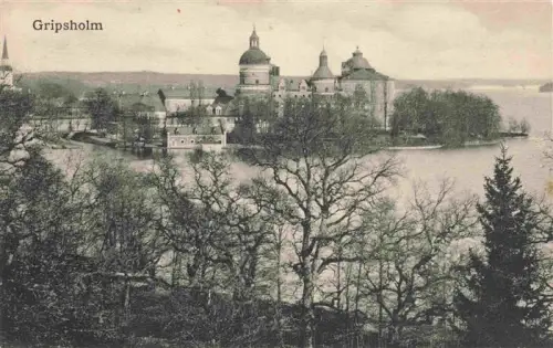 AK / Ansichtskarte Gripsholms Slott Gripsholm Straengnaes Sweden Gripsholms-Slott Schloss See Insel Baeume Tuerme Kuppel