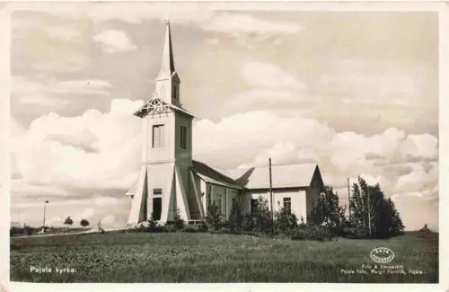 AK / Ansichtskarte Pajala Norrbottens Lan Swden Pajala-kyrka Kirche Holzkirche Turm Spitz Wiese Wolken