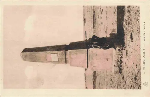 AK / Ansichtskarte Houmt-Souk Djerba Tunesie Tour-des-crânes Obelisk Strand Meer Boote Mann