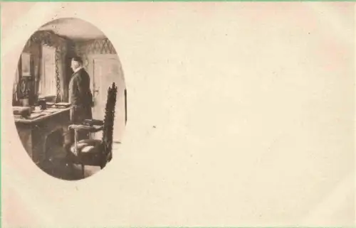 AK / Ansichtskarte Frederikssund DK Mann Schreibtisch Innenraum Stuhl Fenster Portrait