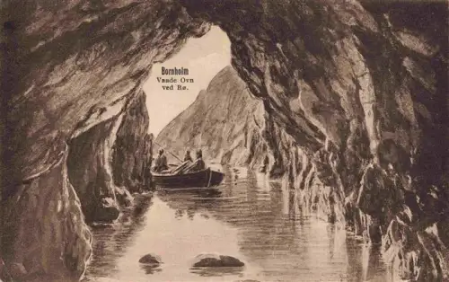 AK / Ansichtskarte Ro Bornholm Vaade-Ovn Hoehle Boot Felsen Wasser Ruderboot