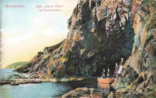 AK / Ansichtskarte Hammershus DK Toerre-Ovn Hoehle Felsen Meer Boot Personen Kueste
