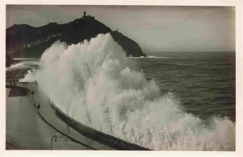 AK / Ansichtskarte SAN SEBASTIAN  DONOSTIA Saint-Sebastien Pais Vasco ES Paseo-de-la-República Grandes-mareas Wellen Sturm Promenade Monte-Igueldo Kueste