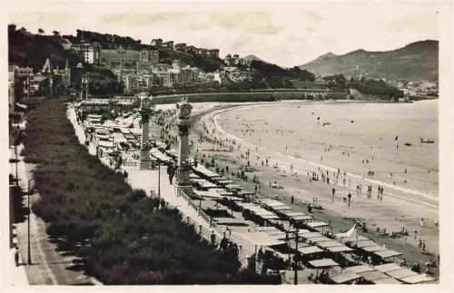 AK / Ansichtskarte SAN SEBASTIAN  DONOSTIA Saint-Sebastien Pais Vasco ES Paseo Playa-La-Concha Strand Promenade Badegaeste Sonnenschirme Saeulen Meer
