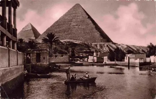 AK / Ansichtskarte Giza Gizeh Egypt Pyramiden Mena-Village Boot Kanal Palmen Dorf Wueste