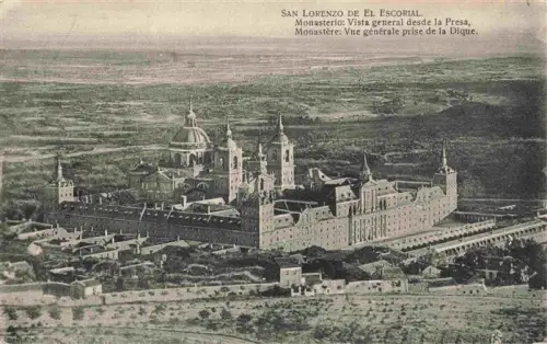 AK / Ansichtskarte San Lorenzo de El Escorial Madrid ES Kloster Escorial Luftbild Fliegeraufnahme Kuppel Tuerme Panorama Landschaft