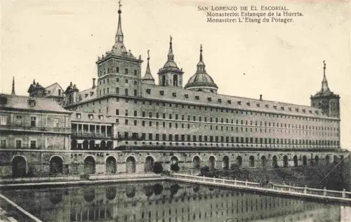 AK / Ansichtskarte San Lorenzo de El Escorial Madrid ES Kloster Estanque-de-la-Huerta Teich Kuppel Tuerme Spiegelung Fassade