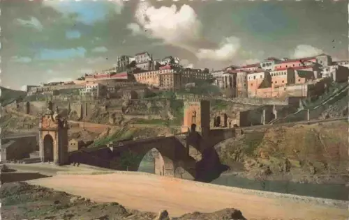 AK / Ansichtskarte TOLEDO Castilla-La Mancha ES Puente-de-Alcantara Bruecke Tejo Stadtansicht Altstadt Huegel Tor