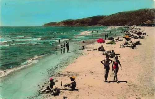 AK / Ansichtskarte Castelldefels BARCELONA Cataluna ES Strand Playa Costa-de-Garraf Badegaeste Sonnenschirme Meer Klippen
