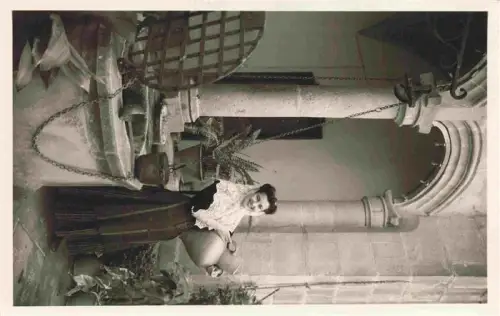 AK / Ansichtskarte Valldemossa Valldemosa Mallorca ES Palacio-del-Rey-Sancho Kartaeuse Innenhof Frau Tracht Brunnen Saeulen