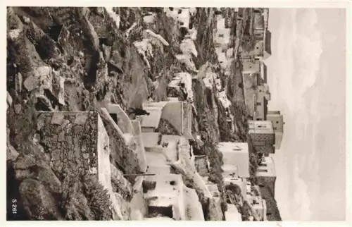 AK / Ansichtskarte Las Palmas Gran Canaria ES Atalaya Hoehlendorf Weissgekalkete-Haeuser Felsen Dorf Mann