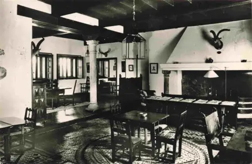 AK / Ansichtskarte Avila  Castilla y Leon ES Salon Parador-Nacional-de-Turismo Kamin Tische Stuehle Laterne Trophaeen Saeulen Innenraum