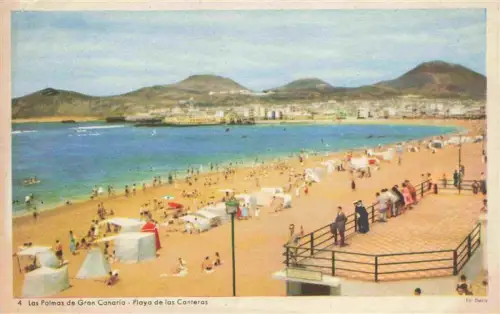 AK / Ansichtskarte Las Palmas Gran Canaria ES Playa-de-las-Canteras Strand Strandkabinen Promenade Meer Badegaeste Berge Gelaender