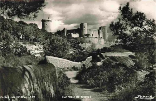 AK / Ansichtskarte Palma de Mallorca ES Castillo-de-Bellver Burg Turm Mauern Kiefern Weg S/W