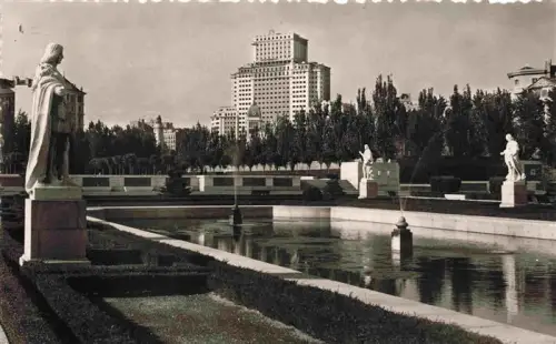 AK / Ansichtskarte MADRID  ES Jardines-de-Sabatini Skulpturen Teich Brunnen Edificio-España Baeume Park