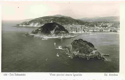 AK / Ansichtskarte SAN SEBASTIAN  DONOSTIA Saint-Sebastien Pais Vasco ES Vista-parcial Monte-Igueldo Isla-Santa-Clara Bucht La-Concha Stadtpanorama Meer Fliegeraufnahme