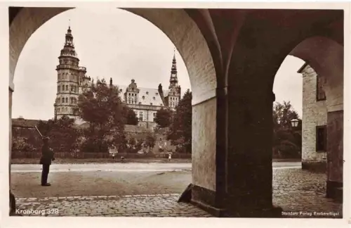 AK / Ansichtskarte Kronborg Slot Helsingor DK Kronborg-Slot Schloss Wachsoldat Arkaden Innenhof Kopfsteinpflaster Turm