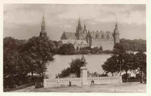 AK / Ansichtskarte Hillerod Insel Sjælland Hovedstaden DK Frederiksborg-Slot Schloss See Reiterstatue Denkmal Spiegelung Baeume