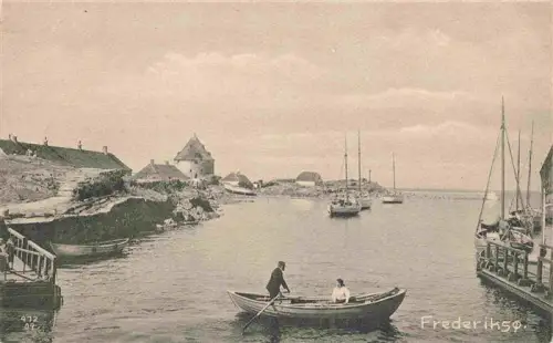 AK / Ansichtskarte Frederikso Bornholm DK Frederikso Hafen Ruderboot Segelboot Insel Kuestenhaeuser Kirchturm