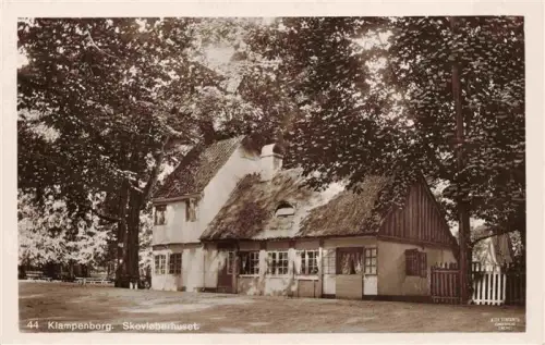 AK / Ansichtskarte Klampenborg Gentofte Kopenhagen COPENHAGEN DK Skovloeberhuset Forsthaus Reetdach Baeume Fachwerkhaus Gastronomie